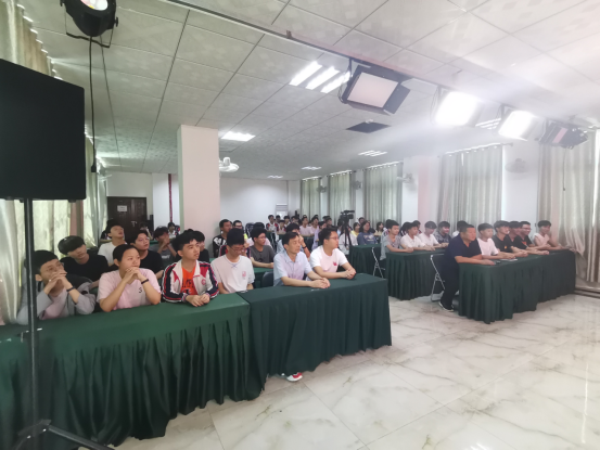 中國人民解放軍海軍航空大學(xué)優(yōu)質(zhì)生源基地在?？邳S岡金盤高級(jí)中學(xué)掛牌