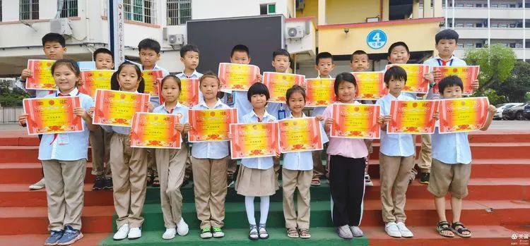 只爭朝夕，不負(fù)韶華——海口黃岡金盤高級中學(xué)小學(xué)部月考表彰大會