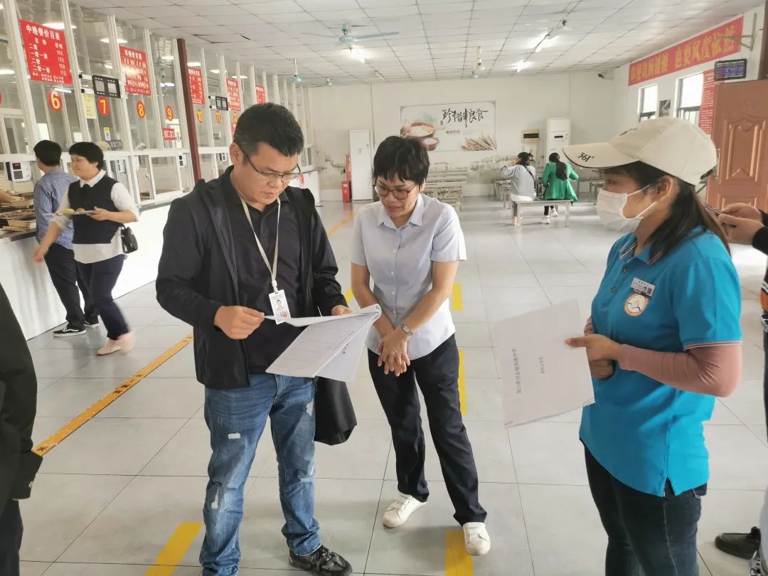 護航新學(xué)期——海口市市場監(jiān)督管理局來我校開展學(xué)校食堂食品安全聯(lián)合檢查工作