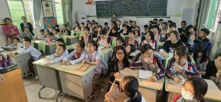 ?？邳S岡金盤高級(jí)中學(xué)·晨曦文學(xué)社成立