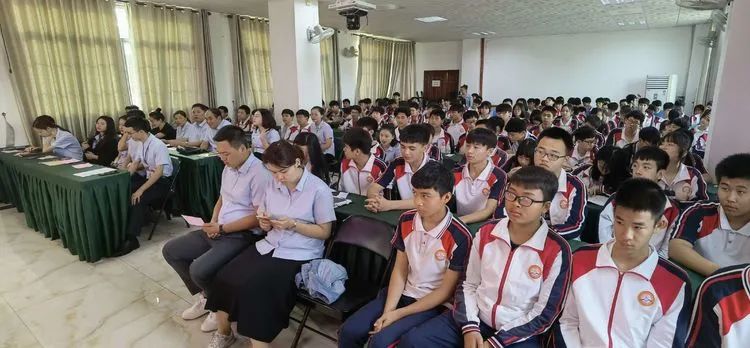 志同心相連，揮汗戰(zhàn)百天——?？邳S岡金盤高級中學(xué)決戰(zhàn)中考百日誓師大會