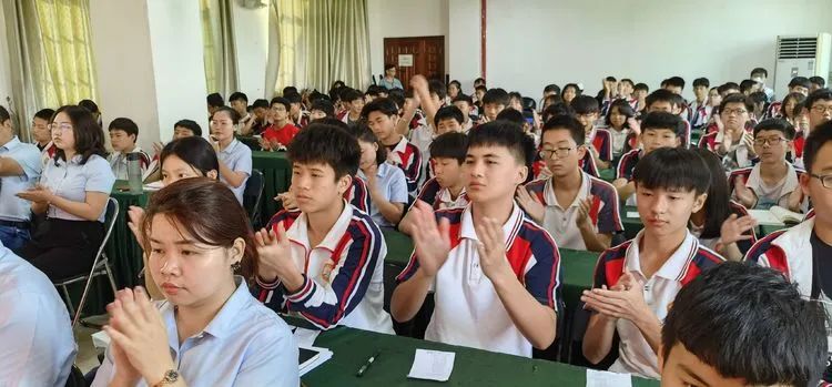 志同心相連，揮汗戰(zhàn)百天——海口黃岡金盤高級中學(xué)決戰(zhàn)中考百日誓師大會