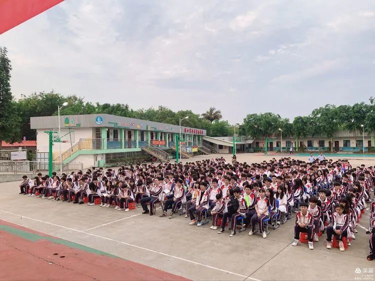 不負(fù)光陰，砥礪前行——高二年級下學(xué)期期中考試表彰