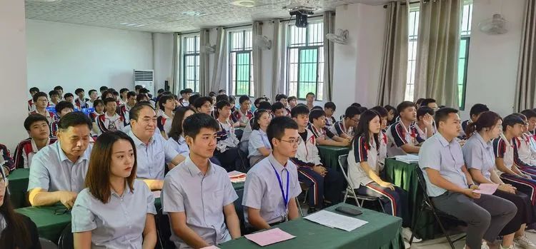 志同心相連，揮汗戰(zhàn)百天——?？邳S岡金盤高級中學(xué)決戰(zhàn)中考百日誓師大會