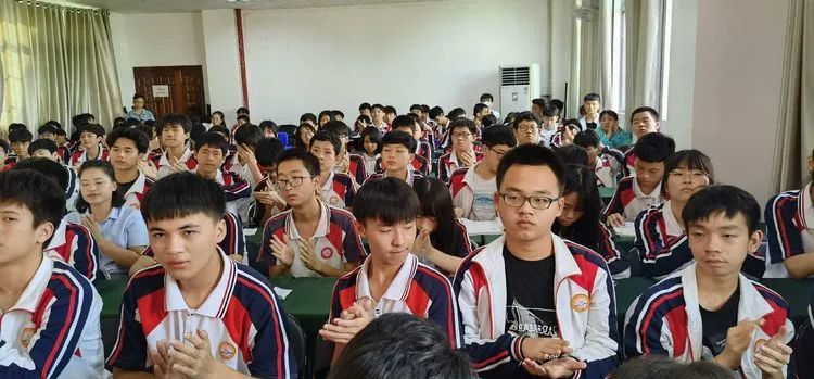 志同心相連，揮汗戰(zhàn)百天——?？邳S岡金盤高級中學(xué)決戰(zhàn)中考百日誓師大會