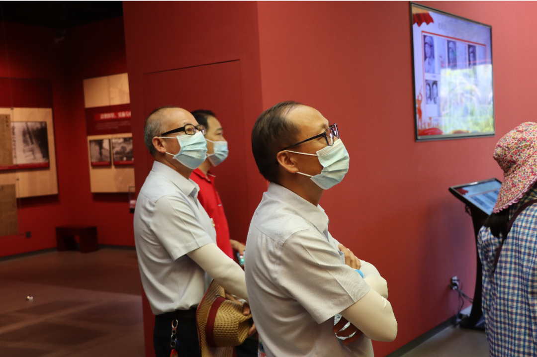 慶祝建黨100周年海口黃岡金盤高級中學(xué)黨支部開展“重溫紅色革命征程，追憶歷史崢嶸歲月”黨史學(xué)習(xí)活動