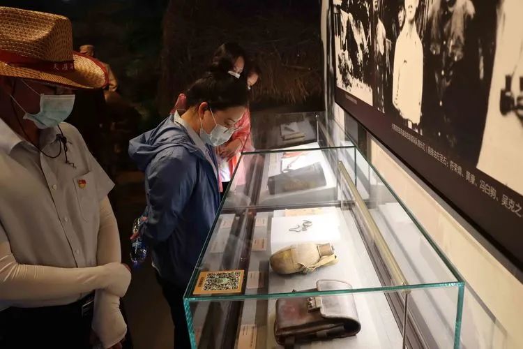 慶祝建黨100周年?？邳S岡金盤高級中學(xué)黨支部開展“重溫紅色革命征程，追憶歷史崢嶸歲月”黨史學(xué)習(xí)活動