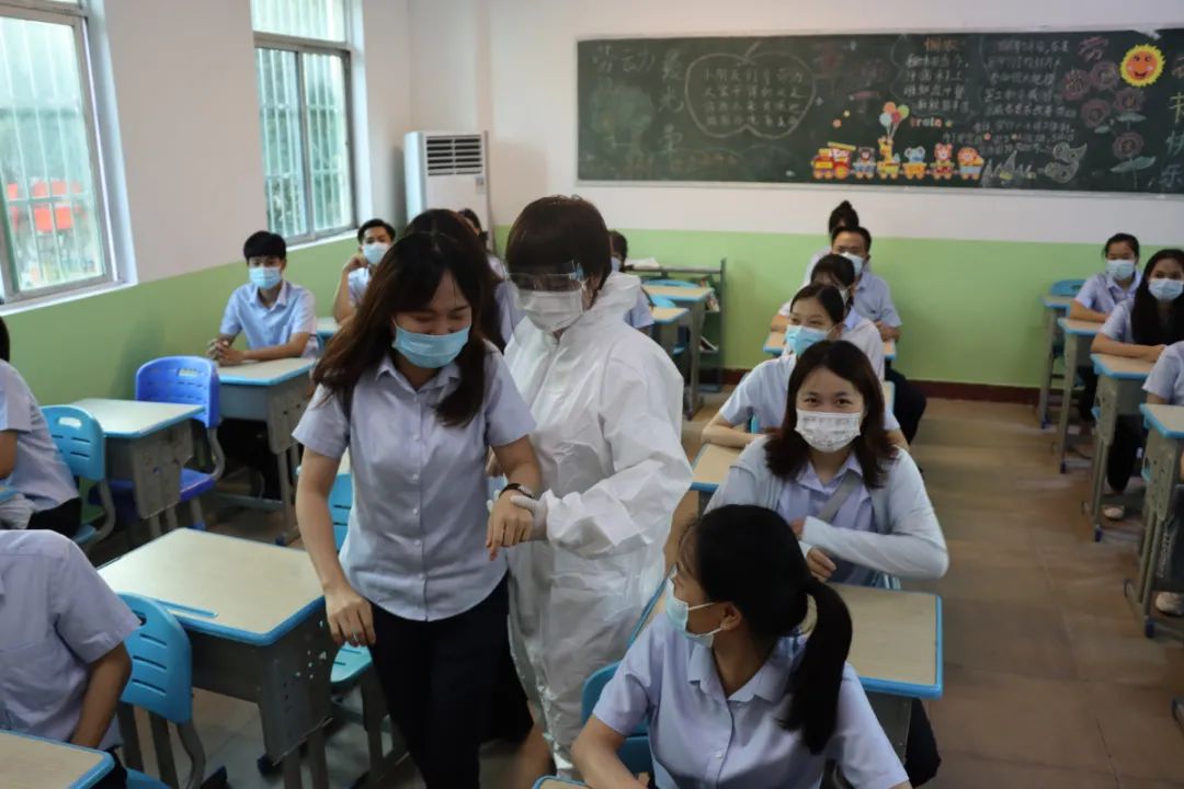 以練促防——?？邳S岡金盤高級中學開學及疫情防控應(yīng)急演練