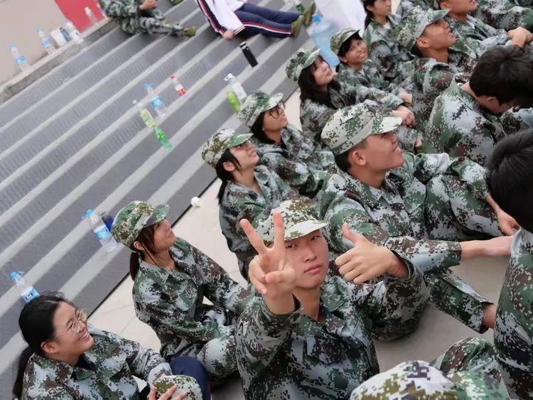 ?迷彩軍訓(xùn)，青春蛻變——海口黃岡金盤高級中學(xué)2021級高一年級軍訓(xùn)