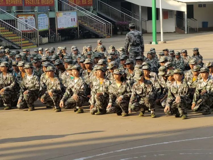 迷彩軍訓(xùn) 青春無悔