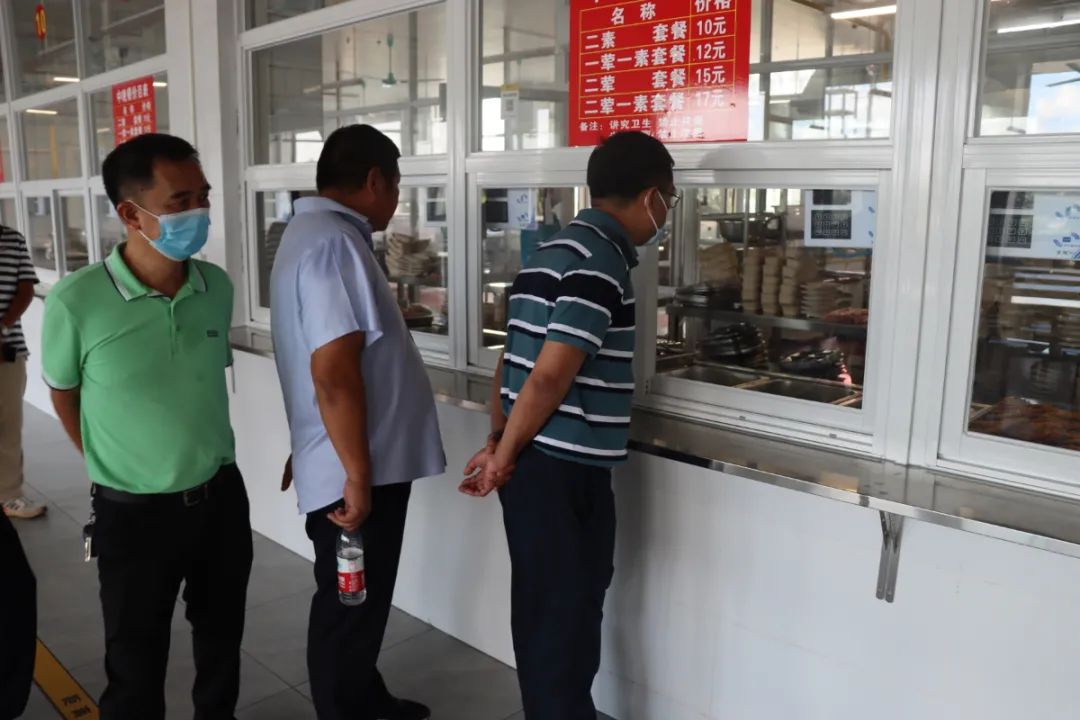 護(hù)航新學(xué)期——海口市市場監(jiān)督管理局龍華分局來我校開展學(xué)校食堂食品安全檢查工作