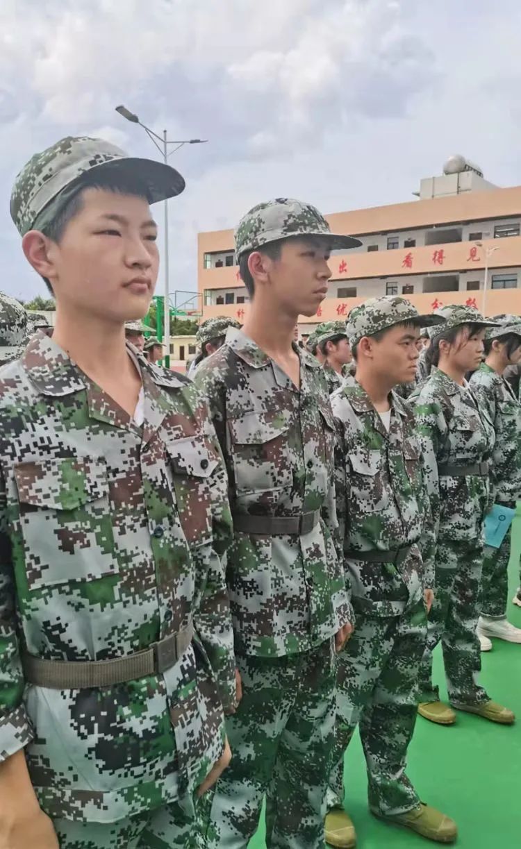 ?迷彩軍訓(xùn)，青春蛻變——海口黃岡金盤高級中學(xué)2021級高一年級軍訓(xùn)