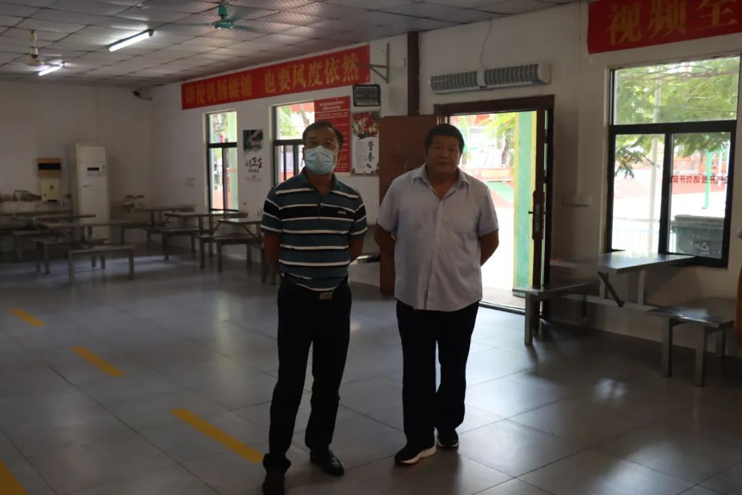 護(hù)航新學(xué)期——?？谑惺袌霰O(jiān)督管理局龍華分局來我校開展學(xué)校食堂食品安全檢查工作