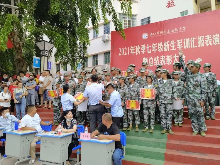 迷彩軍訓(xùn) 青春無悔