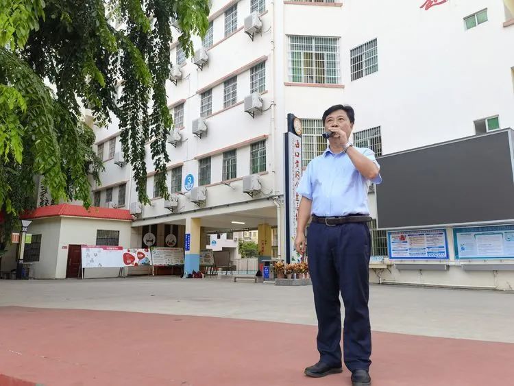 揚帆啟航新征程——海口黃岡金盤高級中學初中部秋季學期第一次升國旗儀式