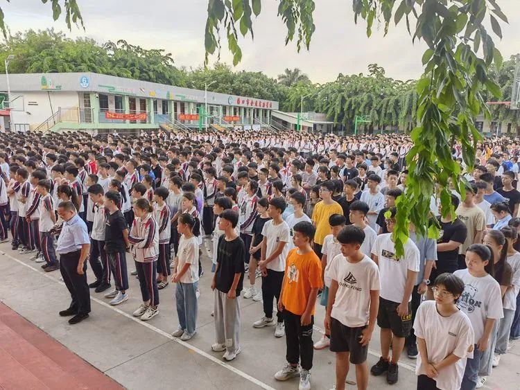 揚帆啟航新征程——海口黃岡金盤高級中學初中部秋季學期第一次升國旗儀式