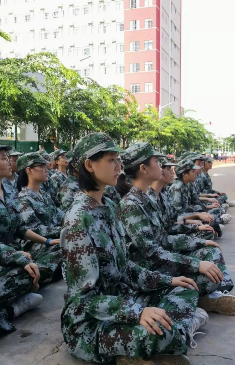 ?迷彩軍訓(xùn)，青春蛻變——?？邳S岡金盤高級中學(xué)2021級高一年級軍訓(xùn)