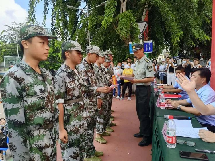 迷彩軍訓(xùn) 青春無悔