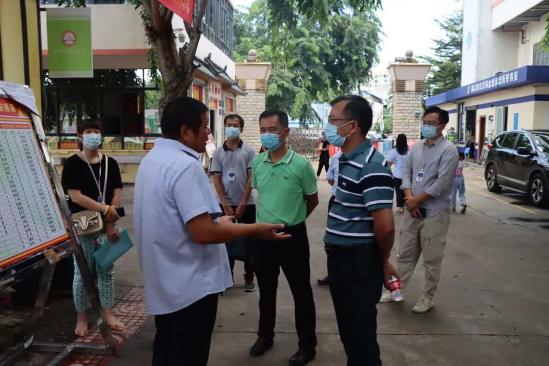 護(hù)航新學(xué)期——?？谑惺袌霰O(jiān)督管理局龍華分局來我校開展學(xué)校食堂食品安全檢查工作