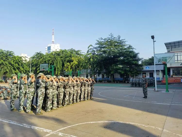 迷彩軍訓(xùn) 青春無悔