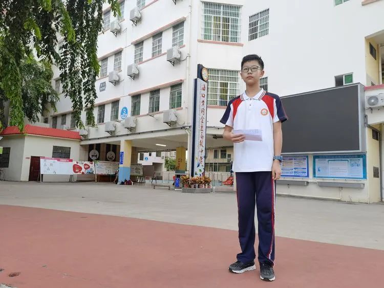 揚帆啟航新征程——海口黃岡金盤高級中學初中部秋季學期第一次升國旗儀式