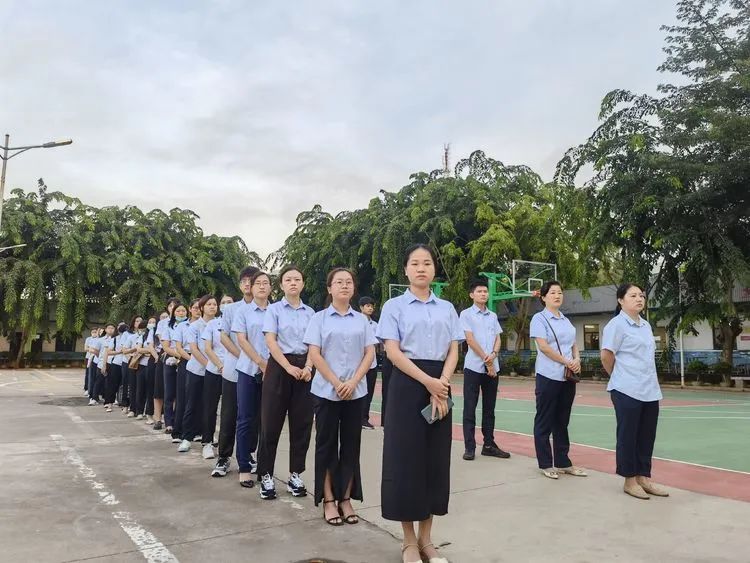 揚帆啟航新征程——?？邳S岡金盤高級中學初中部秋季學期第一次升國旗儀式