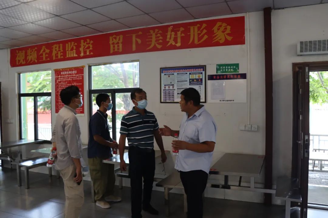 護(hù)航新學(xué)期——?？谑惺袌霰O(jiān)督管理局龍華分局來我校開展學(xué)校食堂食品安全檢查工作