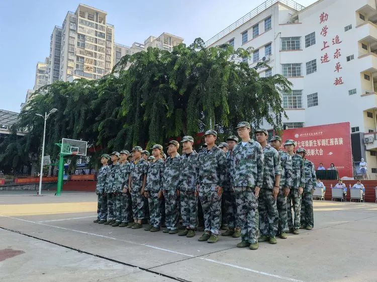 迷彩軍訓(xùn) 青春無悔