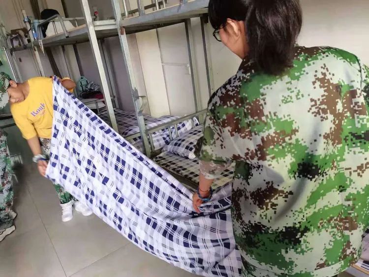 迷彩軍訓(xùn) 青春無悔