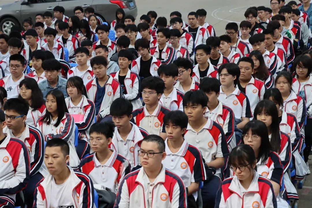 【校園動態(tài)】十年寒窗豐羽翼，今朝搏擊翱長空——?？邳S岡金盤高級中學舉行2022屆高三200天誓師暨期中考試總結表彰大會