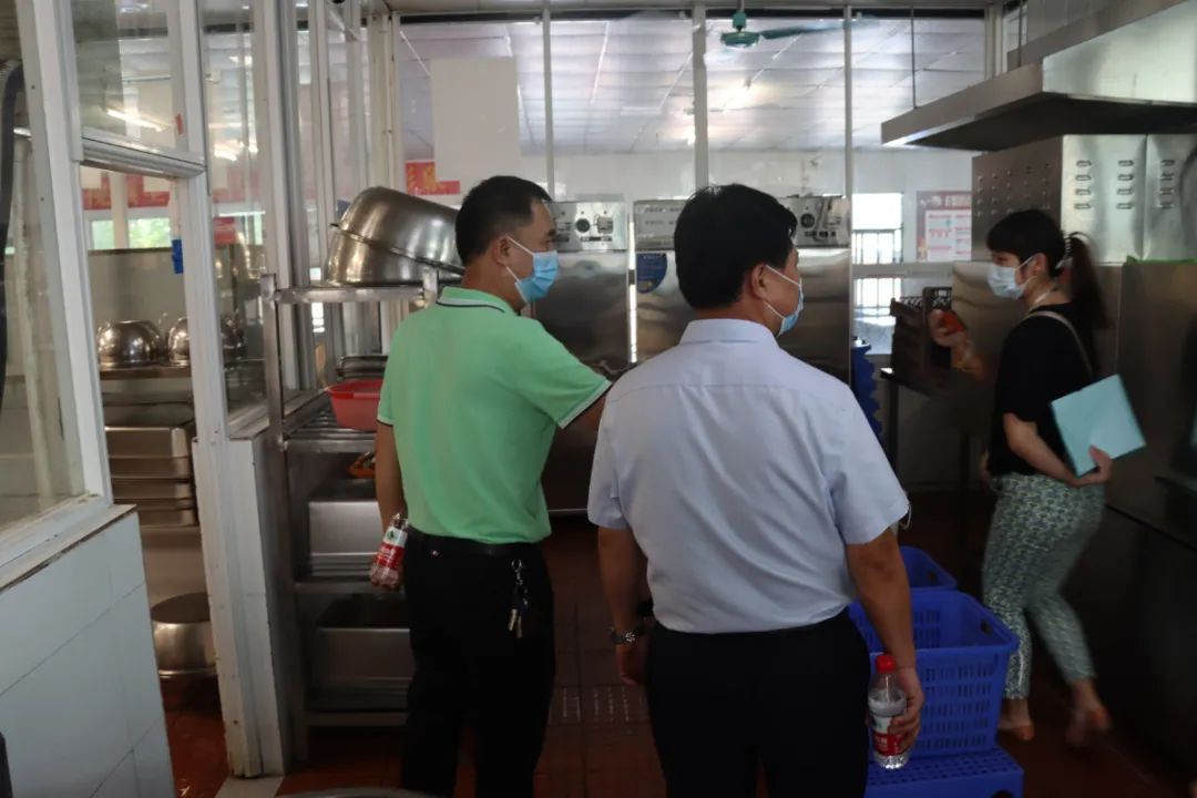 護(hù)航新學(xué)期——?？谑惺袌霰O(jiān)督管理局龍華分局來我校開展學(xué)校食堂食品安全檢查工作