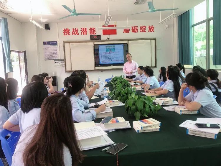 【校園動(dòng)態(tài)】以教促學(xué) 引領(lǐng)方向——記?？谑薪膛嘣毫_家富老師蒞臨?？邳S岡金盤高級(jí)中學(xué)指導(dǎo)教學(xué)工作