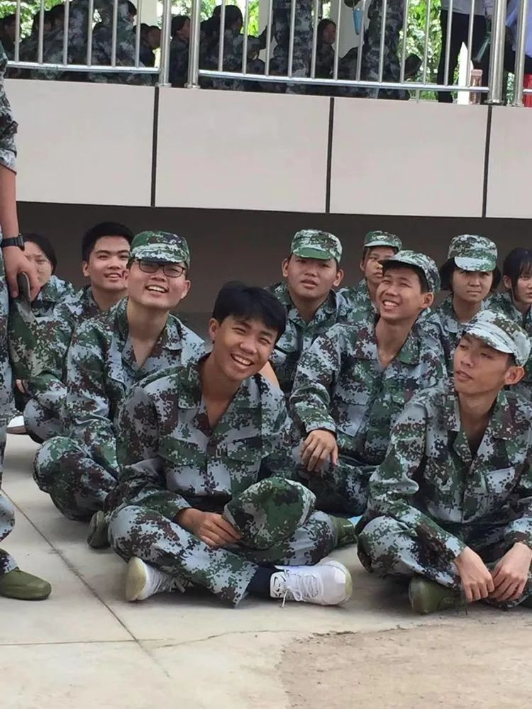 ?迷彩軍訓(xùn)，青春蛻變——海口黃岡金盤高級中學(xué)2021級高一年級軍訓(xùn)