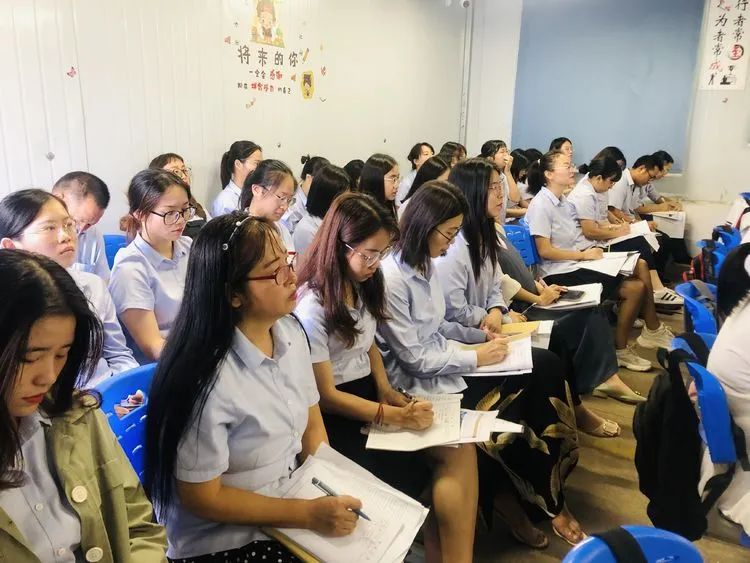 【校園動(dòng)態(tài)】以教促學(xué) 引領(lǐng)方向——記?？谑薪膛嘣毫_家富老師蒞臨海口黃岡金盤高級(jí)中學(xué)指導(dǎo)教學(xué)工作