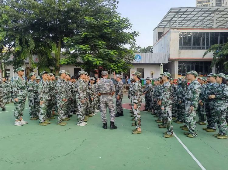 迷彩軍訓(xùn) 青春無悔