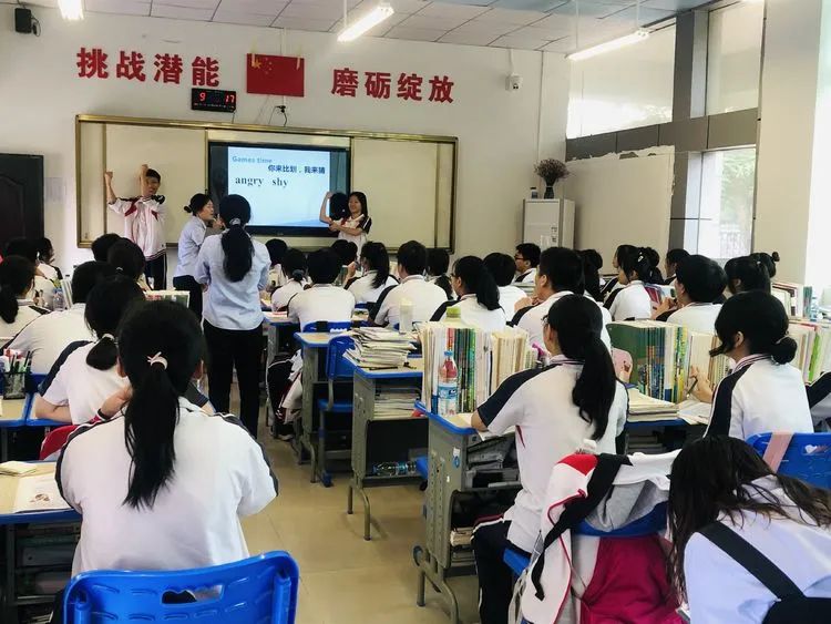 【校園動(dòng)態(tài)】以教促學(xué) 引領(lǐng)方向——記?？谑薪膛嘣毫_家富老師蒞臨?？邳S岡金盤高級(jí)中學(xué)指導(dǎo)教學(xué)工作