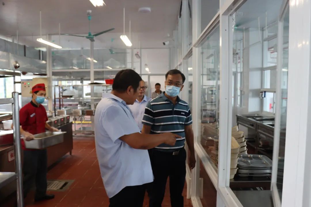 護(hù)航新學(xué)期——?？谑惺袌霰O(jiān)督管理局龍華分局來我校開展學(xué)校食堂食品安全檢查工作