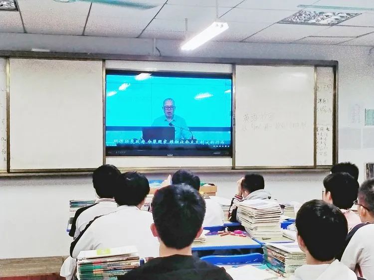 【學(xué)生動態(tài)】安全無小事 事關(guān)你我他——?？邳S岡金盤高級中學(xué)安全教育主題班會