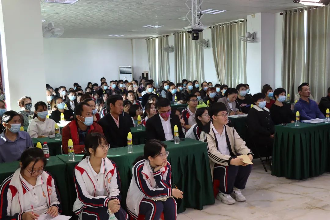 【校園動態(tài)】家校協(xié)力 共筑未來——?？邳S岡金盤高級中學召開高中部學生家長會