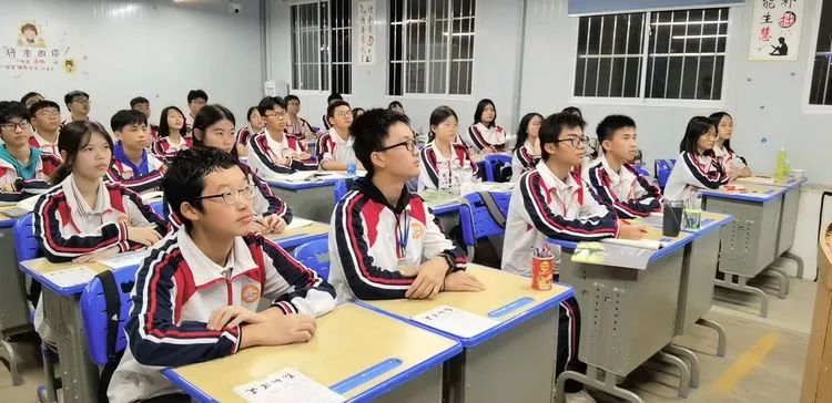 【學(xué)生動態(tài)】安全無小事 事關(guān)你我他——海口黃岡金盤高級中學(xué)安全教育主題班會