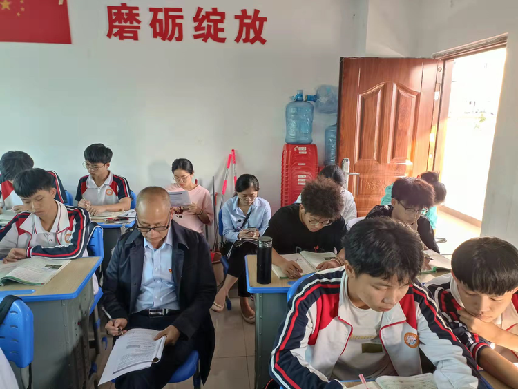 【教師風(fēng)采】賽課磨礪促花開，三尺講臺展風(fēng)采——?？邳S岡金盤高級中學(xué)教師賽課活動