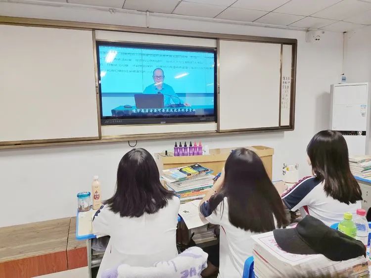 【學(xué)生動態(tài)】安全無小事 事關(guān)你我他——?？邳S岡金盤高級中學(xué)安全教育主題班會