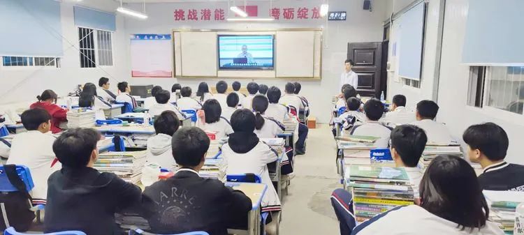 【學(xué)生動態(tài)】安全無小事 事關(guān)你我他——?？邳S岡金盤高級中學(xué)安全教育主題班會