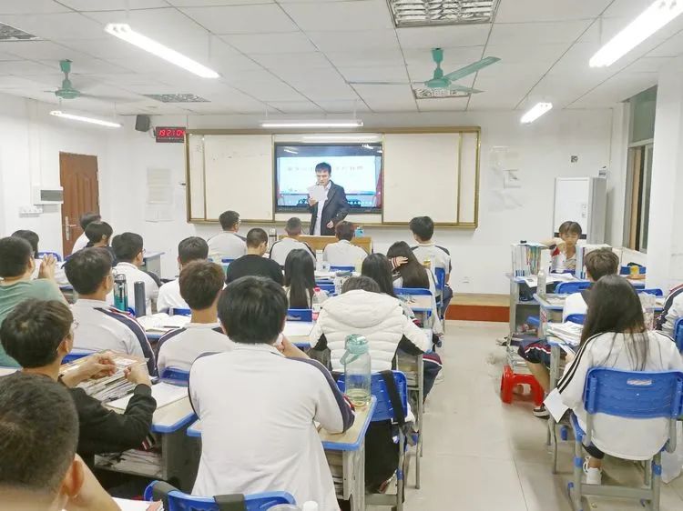 【學(xué)生動態(tài)】安全無小事 事關(guān)你我他——海口黃岡金盤高級中學(xué)安全教育主題班會