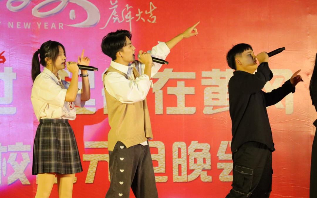 【校園新聞】青春逢盛世 起航在黃岡——?？邳S岡金盤高級(jí)中學(xué)2022椰海校區(qū)元旦晚會(huì)